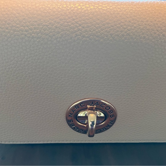 Marc Jacobs Blush Crossbody Bag with Gold Chain - Picture 5 of 9